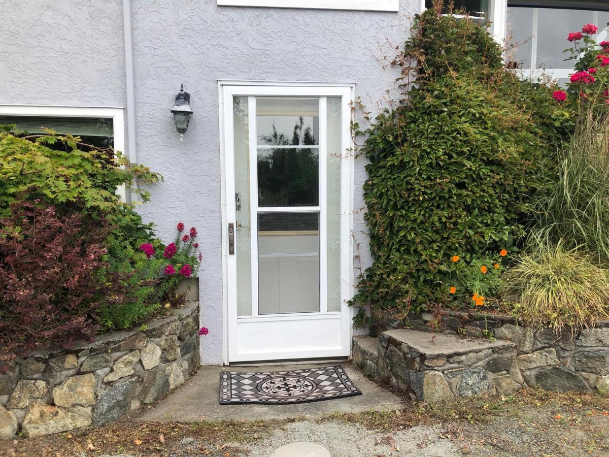 One Bedroom Suite Near Hillside Mall Oak Bay Εξωτερικό φωτογραφία