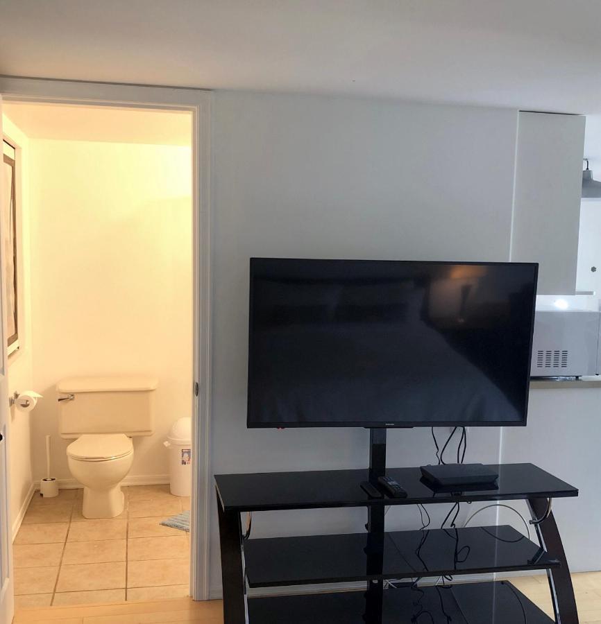 One Bedroom Suite Near Hillside Mall Oak Bay Εξωτερικό φωτογραφία
